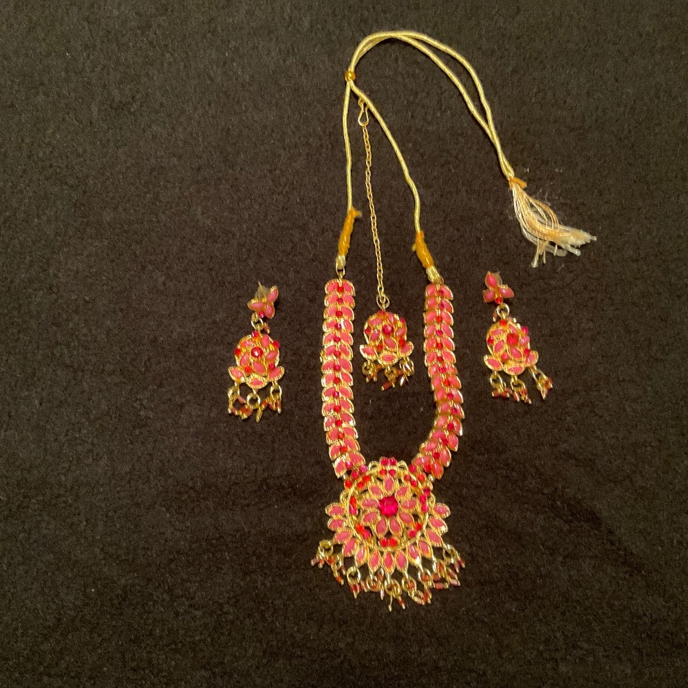 Indian necklace set with bindi